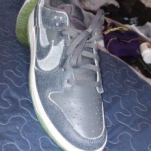 BRAND NEW NEVER WORN    Nike dunk - HALLOWEENS  (size 10M)
